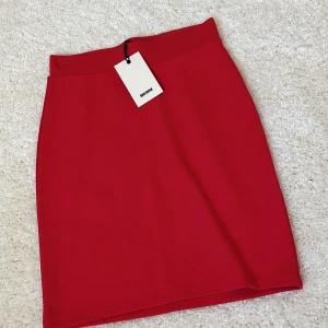 NEW IN KJOL - En riktigt snygg kjol, passar utmärkt för en utekväll med någon snygg topp upptill eller så kan man också klä ner med en basic T-shirt👌🏽🌸