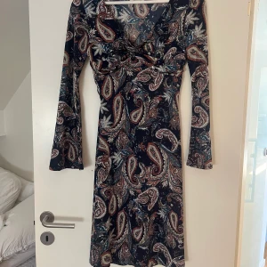 Mönstrad klänning - Jättefin långärmad klänning i bohomönster. Köpt på secondhand, men i väldigt bra skick! Skriv privat för bild på! Köpare står för frakt.