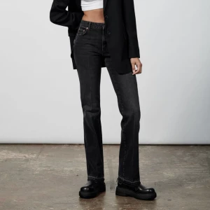 Zara jeans  - Säljer dessa slutsålda jeans från zara då de är förstora för mig, helt oanvända!