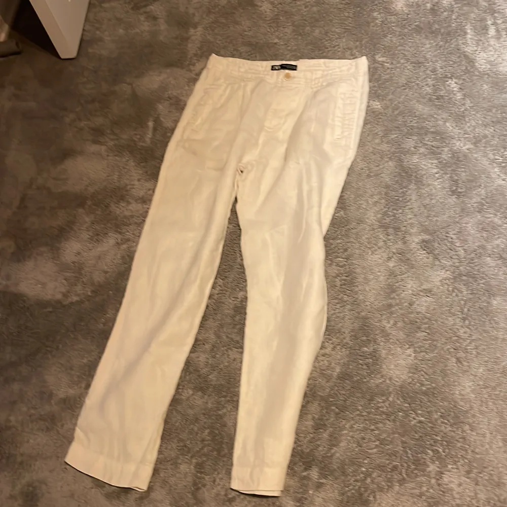 Enkla vita Zara linnebyxor. För små för mig nu och säljer de därför!. Jeans & Byxor.