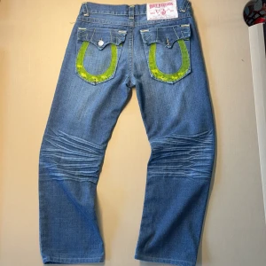 True religion jeans - Riktigt feta true religion jeans. 34/33. Sitter svinbra. En knapp är dock av vid ena fickan annars i topp skick. Fler frågor kontakta gärna!