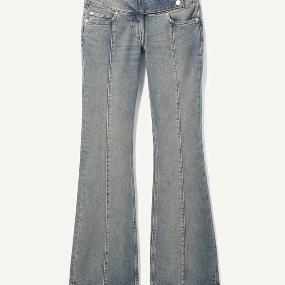 Säljer dessa jeans från weekday i stlk 26💗💗 super cool tvätt och inga fickor där bak! Kontakta vid intresse. Jeans & Byxor.