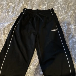 Adidas byxor - Säljer adidas byxor, bra skick