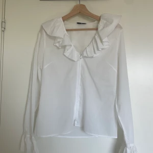 Anne Fontaine-blus - Vit blus från modedesigners Anne Fontaine. I nyskick. Liten i storlek - passform M. Nypris: ca 3000kr! 