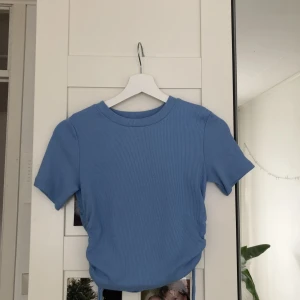 Zara t-shirt  - Ljus blå T-shirt från zara, aldrig använt så den är i nyskick  Köpt för 150kr Säljer för 80kr