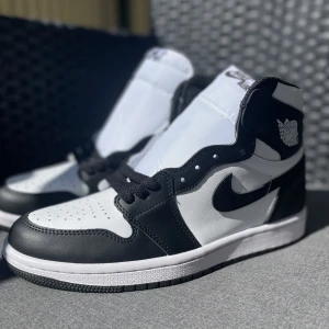 Jordan 1 Panda Retro High - Nu har dom efterfråga "Jordan 1 Panda Retro High" äntligen kommit i lager! Dom finns i storlek 43 och kommer inte med orginal lådan. Skorna är helt oanvänd så i ny skick. 