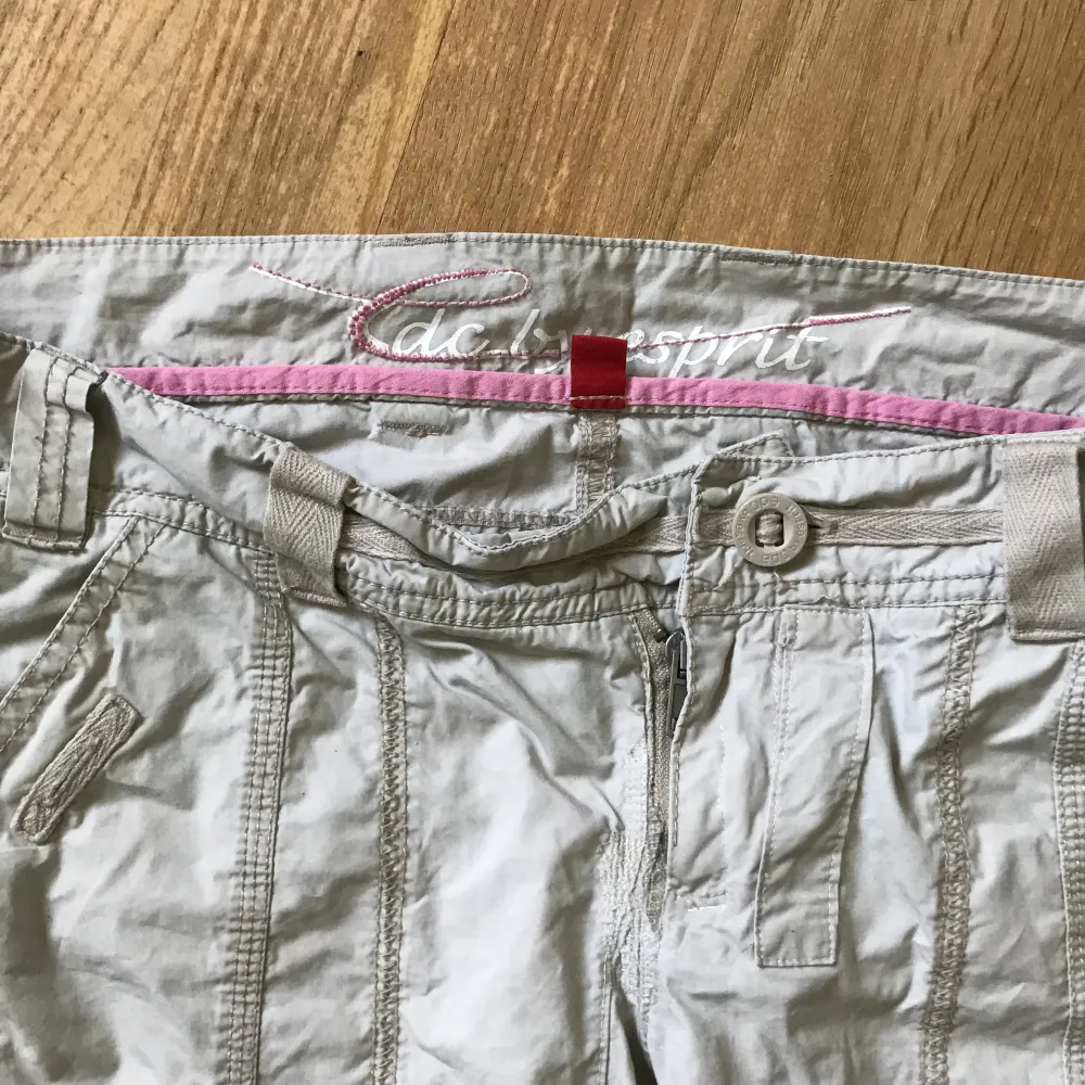 Lågmidjade Skit snygga beiga cargo pants som tyvärr är för små för mig. Aldrig använt av mig eftersom jag köpte dom själv på plick. Priset går att diskutera och om ni vill ha mer bilder eller information så kan ni bara kontakta mig. Jeans & Byxor.