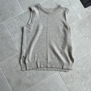 Grå/ beige stickad tröja  - Slits längst ned. Mycket fint skick! 
