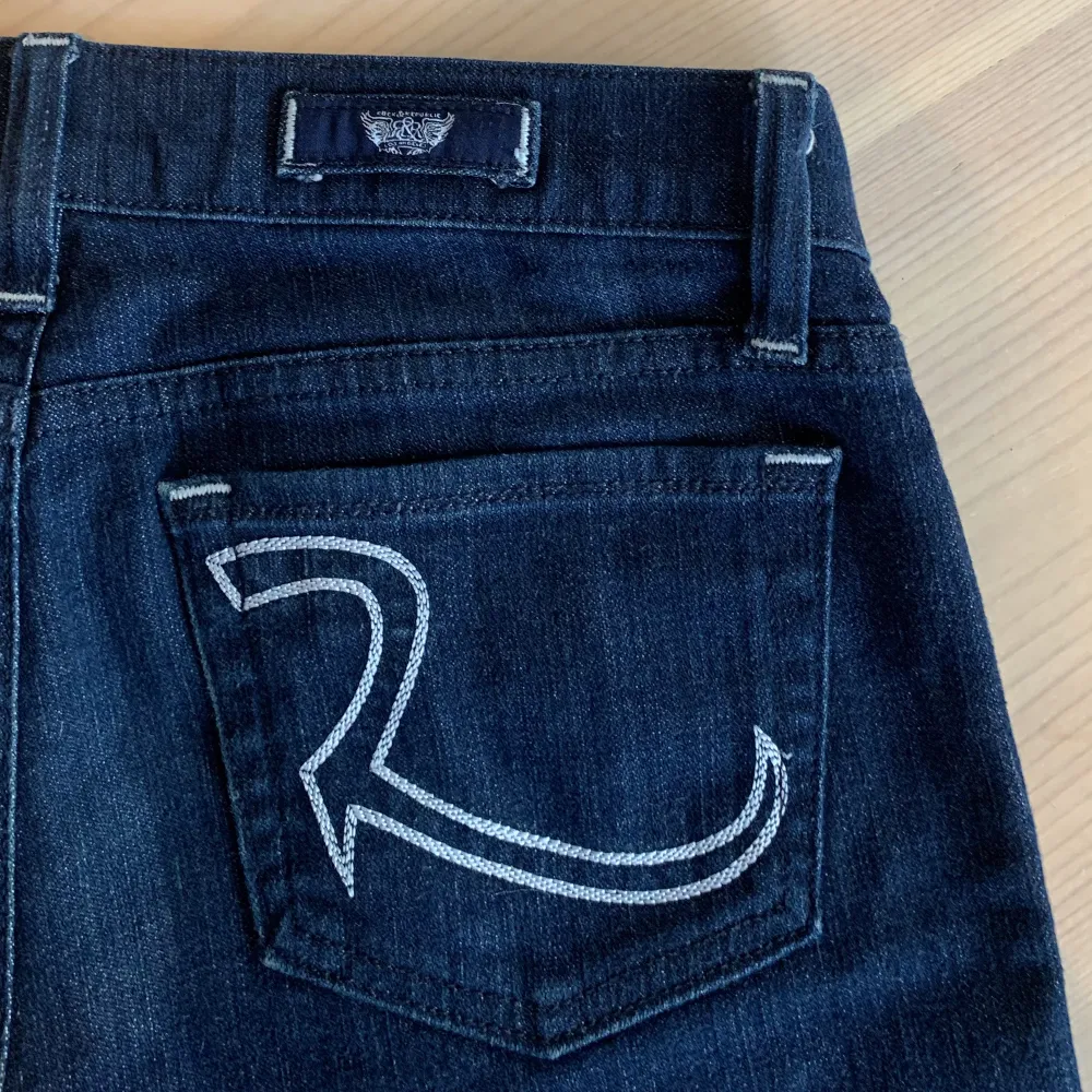 Säljer dessa superfina mörk blå, lågmidjade jeans från Rock & Republic. Midjemått: 38 cm Inerbenslängd: 78 cm Klicka inte på köp nu!. Jeans & Byxor.