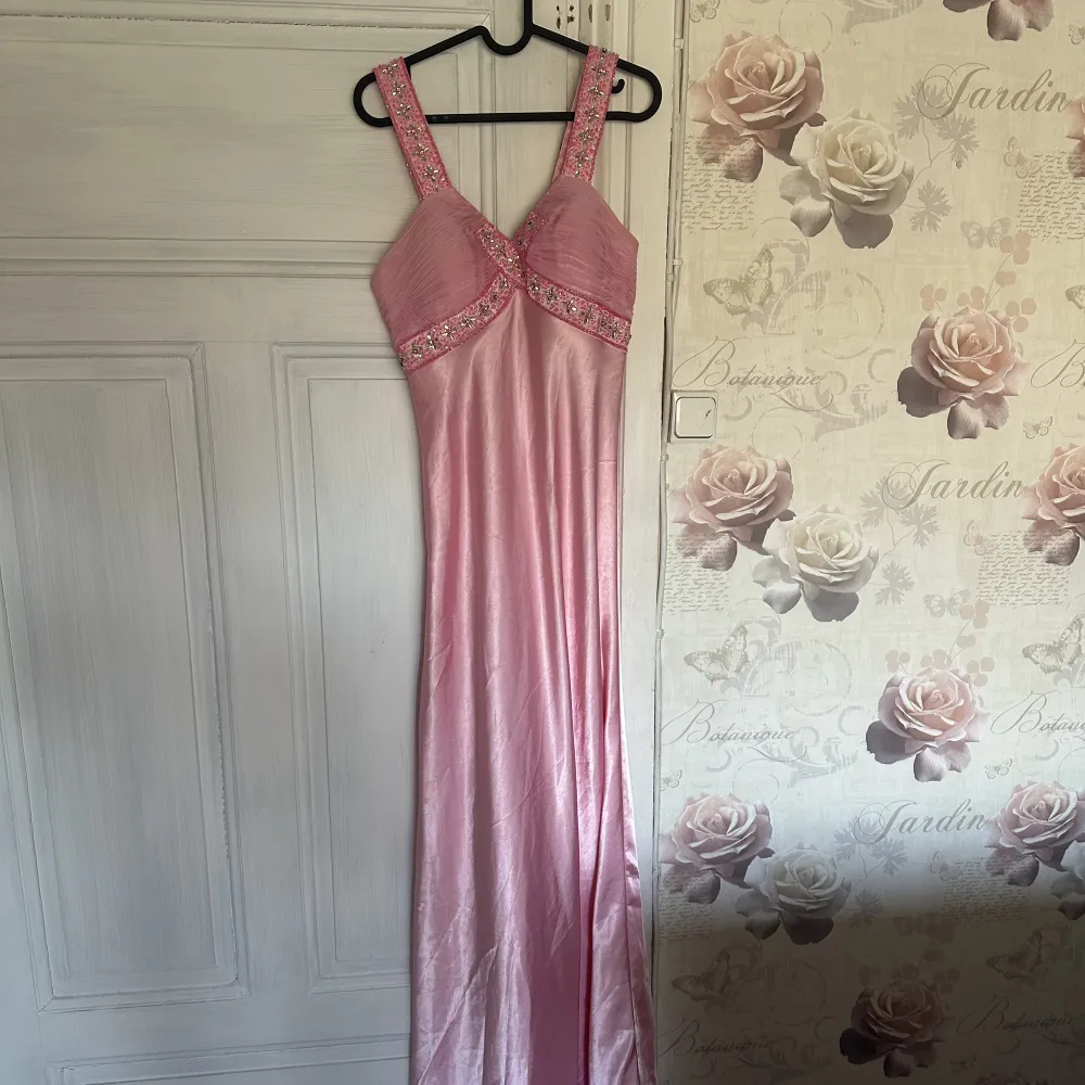 Rosa lång balklänning, använd en gång! Passar 36/38. Köptes för 2000. . Klänningar.