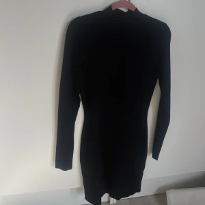 Klänning - 💛 Vårrensning av garderoben 💛  Svart långärmad klänning köpt från Moa Mattsons kollektion tillsammans med NA-KD. Öppen i ryggen. Aldrig använd, prislapp kvar! Nypris: 599