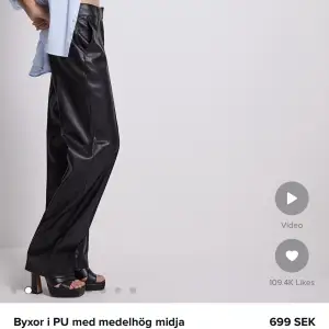 Jättesnygga skinnbyxor från NA-KD men är endast använda max 5 gånger. Nypris 699kr men säljer för 350! Skulle säga att de passar 36/38 då jag brukar variera mellan dessa storlekar