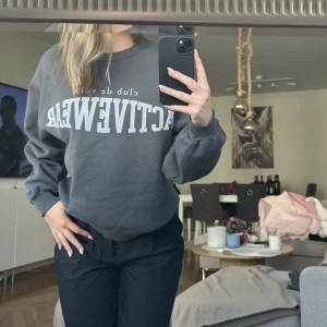 Sweatshirt  - Använd men i väldigt bra skick och inga defekter. Strl xs. Säljes pga att de inte kommer till användning.  Inköpspris: 279 kr Säljes för: 160 kr + frakt