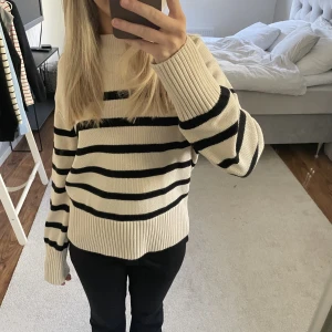 Randig stickad tröja  - Säljer min superfina stickade tröja från Gina i en krämvit/beige färg med svarta ränder. Storlek xs och är i nyskick. Passar S också