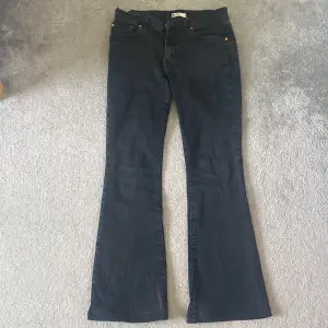 Svarta low rise jeans från gina tricot i storlek 36🫶🏼
