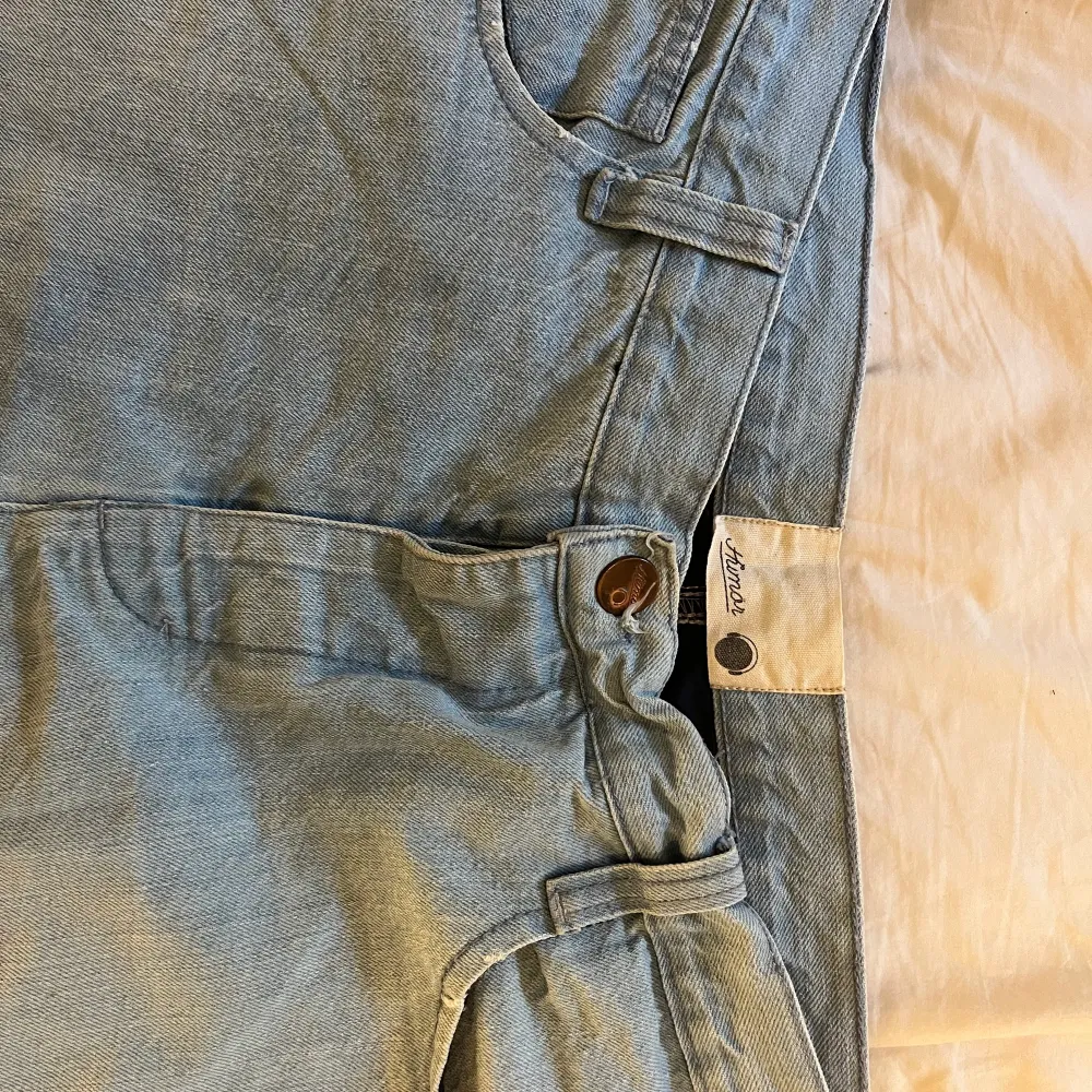 Lite längre jeans shorts passar S. Jeans & Byxor.