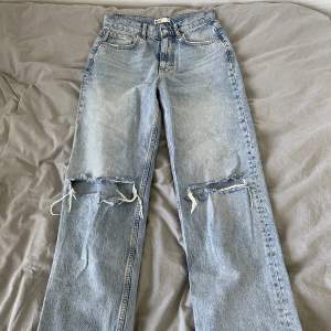 Jeans från Gina Tricot, i okej skick. Färgen e lite utsliten som man kan se på bilden och ena hålet på ett av knäna har töjts ut lite. Nypris 599kr men säljer för 180kr 