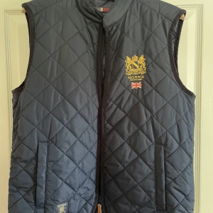 Morris väst - Säljer min Morrisväst, blå, storlek M, nyskick, använd fåtal gånger, nypris ca 1700kr, säljes för 800kr.