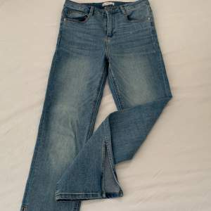 Ett par jeans från mango, med slits💞 i barnstorlek 170 (den största barnstorleken) men passar som S