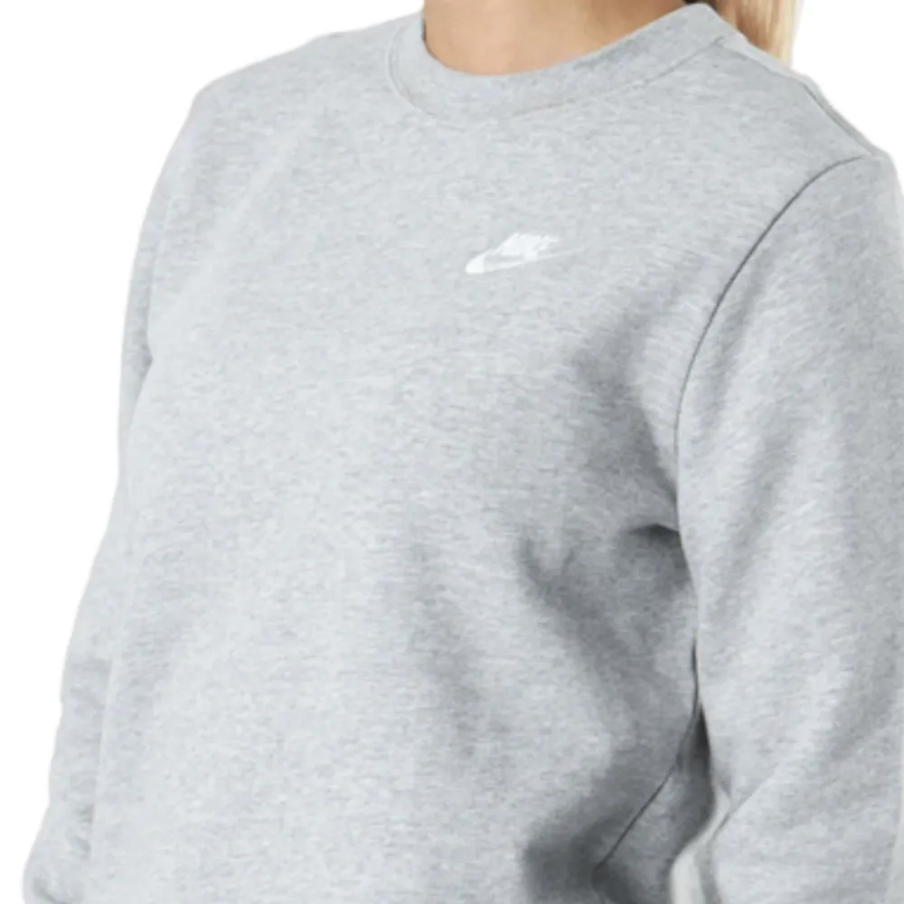 Säljer min nike sweatshirt då den aldrig kommer till användning längre. Använd fåtal gånger.. Tröjor & Koftor.