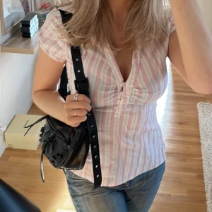 Randig topp - Säljer denna randiga blusen! Väldigt stretchigt material. Tveka inte att fråga om fler bilder eller något annat! Köparen står för frakt 🚚💗