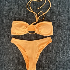 Bikni - Jätte fin bikni nu till sommaren☀️ aldrig använd, den är från hm💕 en lånad bild man kan knyta den på flera sett 