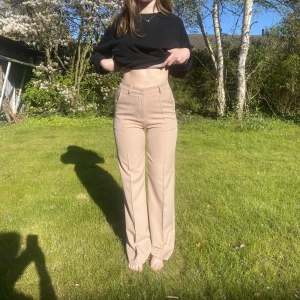 Kostymbyxor - Nuderosa kostymbyxor med veck på framsidan längs hela benet, två fickor, ursprungligen från Madlady, använda några gånger, storlek S L32