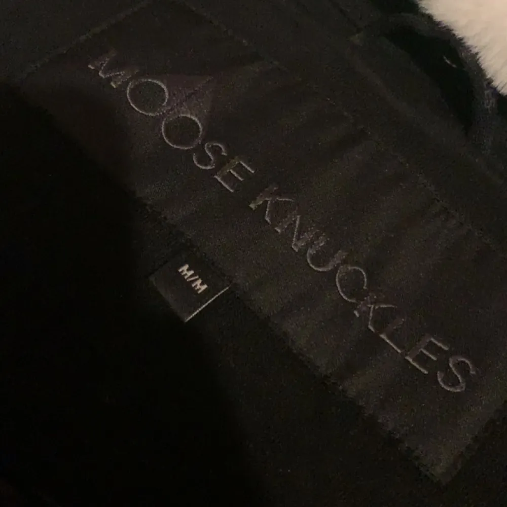  Moose knuckles  logo-plaque zip-up hoodie Storlek M Är i mycket bra använt skick Köpt i U&M i väla i Helsingborg  Tagg finns och påse som bevis att den är köpt från UM  Sedan har den också QR-kod som visar om den är äkta och vilken order. Tröjor & Koftor.