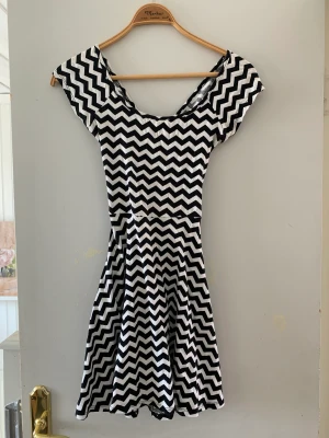 Klänning med korsrygg - Se bilder! Köparen står för frakten