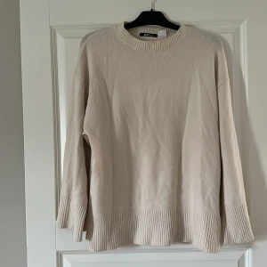 Finstickad tröja  - En finstickad beige tröja från Gina tricot med vida ärmar.