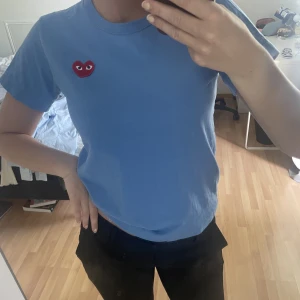 Cdg tröja  - Säljer en comme des garcons t-shirt i storlek M. Köpt på NK