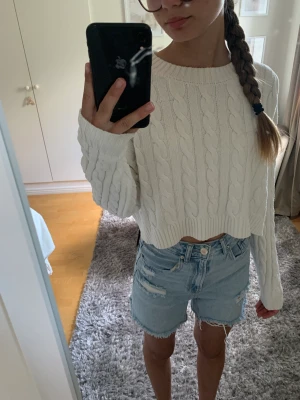 Vit kabelstickadtröja  - Vit kabelstickad tröja  Hollister  Strl.Xs 100kr   Pris kan diskuteras! 