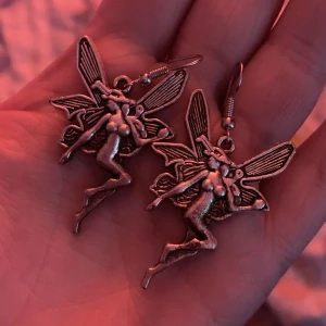 örhängen formade som älvor - säljer mina fina älvörhängen då de inte kommer till användning. storlek syns på andra bilden. kontakta mig vid köp, frågor eller fler bilder!! <33