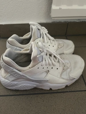 Nike skor dam - Ett par nya skor jag köpte för några år sen, helt nya använda kanske 3/5 bara. Storleken är 37,5 men hade nog sagt att dem är mer som en storlek 36 då dem är väldigt tajta på.