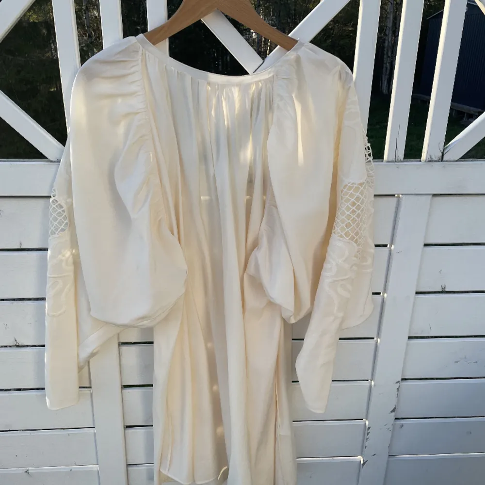 Off-white klänning från H&M med ballong ärmar och halvöppen rygg❤️Aldrig använd 😍. Klänningar.