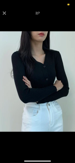 Svart stickad tröja topp - GRATIS FRAKT! Säljer denna då den inte kommer till användning <3 i nytt skick!