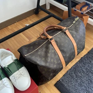 Louis vuitton kepall 50 L - Louis vuitton kepall 50 L Äkta väska  Cond 8,5/10 vintage skick Rymlig väska till ett bra pris Övriga frågor är bara att ställa Priset är runt 5500kr men är öppen för motbud  