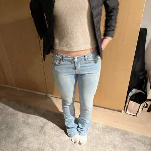 Lägger upp dessa på nytt! 🥰Skitsnygga ltb jeans som är slutsålda och i jättebra skick använda endast 3-4 gngr💖 är 173 cm lång! Nypris 780kr🥰