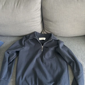 Half Zip Hoodie  - Säljer denna från A days March Den är i M och färgen marinblå Mycket bra skick och kvalitet i materialet. 