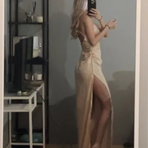 Balklänning/klänning  - Jättefin klänning, aldrig använd. Säljer då den inte kommer till användning. Nypris  är 800kr men säljer för 200kr( köpare står för frakten) är i xs/s 