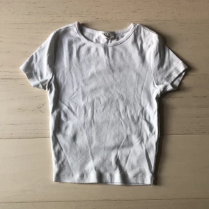 Vit topp från Gina tricot⭐️ - Jättegullig vit topp från Gina tricot. Sälj pågrund av att den inte andvänds😚