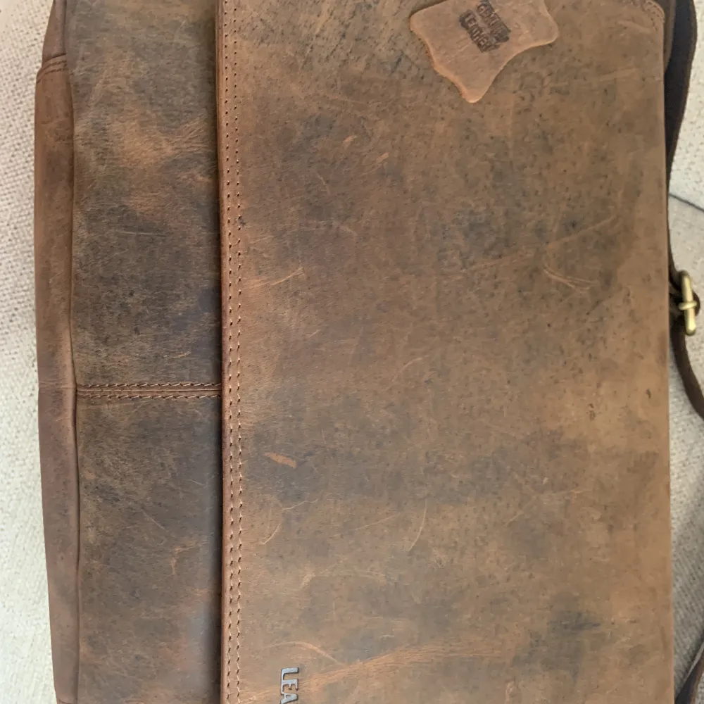 Leabags äkta läder väska som är helt nytt och Köpt från Amazon. Köparen står för frakten . Väskor.