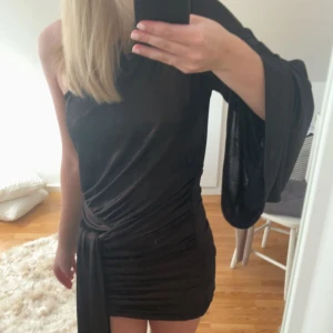 Zara klänning  - Jättecool klänning ifrån zara, endast använd en gång därav som ny. 