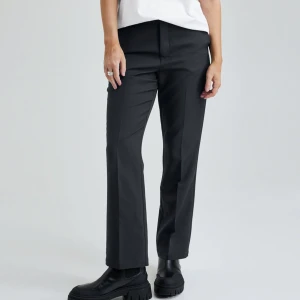 Oanvända kostymbyxor från Bikbok! - Populära använda svarta kostymbyxor från Bikbok! Modell Vilma petite Storlek 34 Aldrig använda, nya med tags  Nypris 499kr