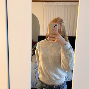 Sweatshirt från Gina Tricot  - Säljer denna gråa sweatshirt från Gina Tricot då den inte kommer till användning lämgre. Tröjan är nästan som ny. 