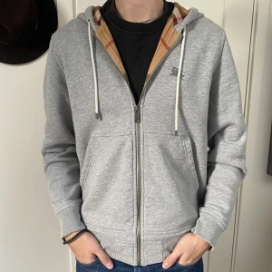 Burberry hoodie  - Säljer nu en ruggigt snygg Burberry hoodie, perfekt nu till hösten! Hoodien är sparsamt använd och därför i väldigt fint skick! Ifall du har fler frågor, hör av dig!🤝🏼🤩