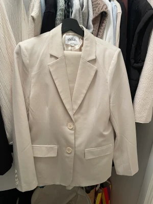 Kostymset  - Väldigt fint kostymset från NA-KD, byxa och blazer, båda i storlek S! Endast använt ett fåtal gånger och därav i fint skick 😊köpte det för 900 kr, säljer för 400! 