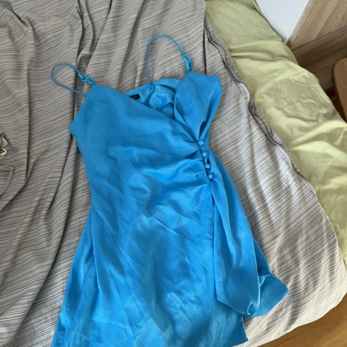 Blå satin klänning - 91