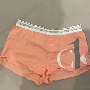 Calvin Klein pyjamas set  - Säljer ett Calvin Klein pyjamas set som är använt väl. Det är i väldigt bra skick, tröjan är i strl XS och byxorna vet jag inte men antar att det är samma strl där. 
