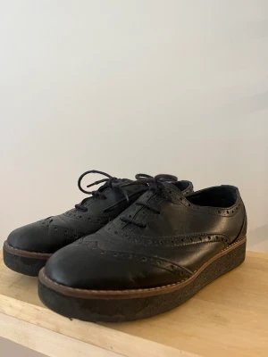 Oxford Leather shoes  - Skor i utmärkt skick gjorda av äkta läder, perfekt för hösten. 
